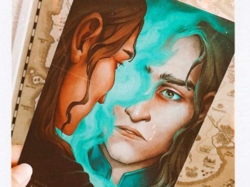 Fotografía en la que se ve la postal de Vaalir que se hizo por el Día Mundial contra el Alzheimer. De fondo se ve un trozo del mapa de Ethirim.